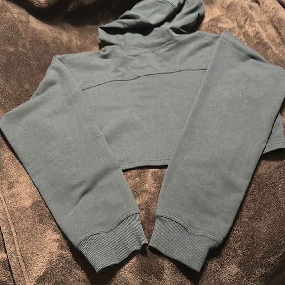 Lululemon cropped black stretch hoodie. Women’s size 6. - Picture 6 of 7